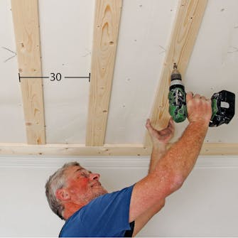 Gipsskivor tak: Mät från denna första bräda Gipsskivor tak: Mät från denna första bräda